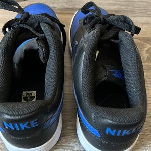 Men low top Nike Court vision sneakers